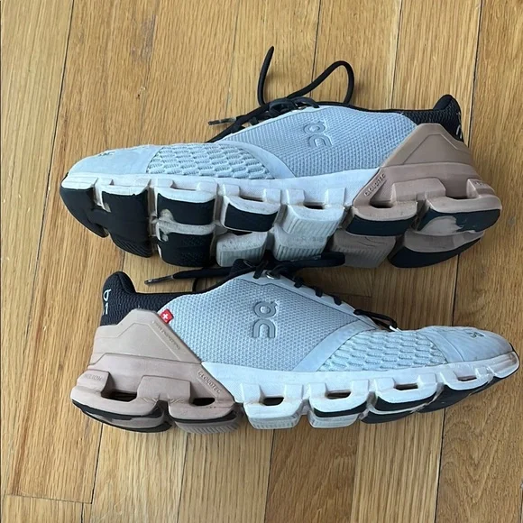 On Running Black and White Athletic Shoes Sleek Design - Picture 7 of 10